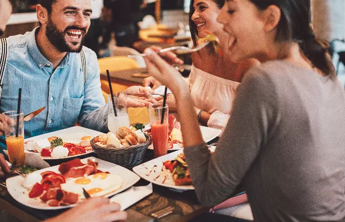 Mehrere Menschen sitzen an einem Tisch im Restaurant